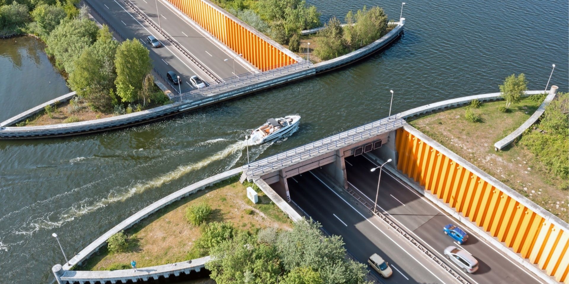 Foto: Aquaduct Veluwemeer weer open: files van maandag nog vers in geheugen