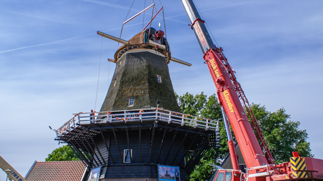 Foto: Vernieuwde kap van molen De Hoop Harderwijk teruggeplaatst