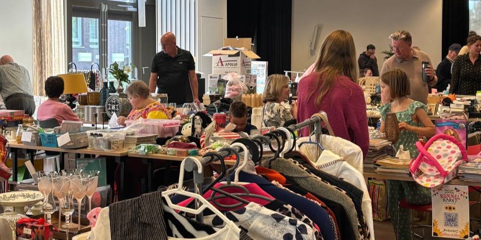 Foto: Zoeken naar parels tijdens rommelmarkt in De Kiekmure 