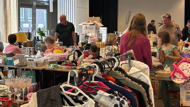 Foto: Zoeken naar parels tijdens rommelmarkt in De Kiekmure 