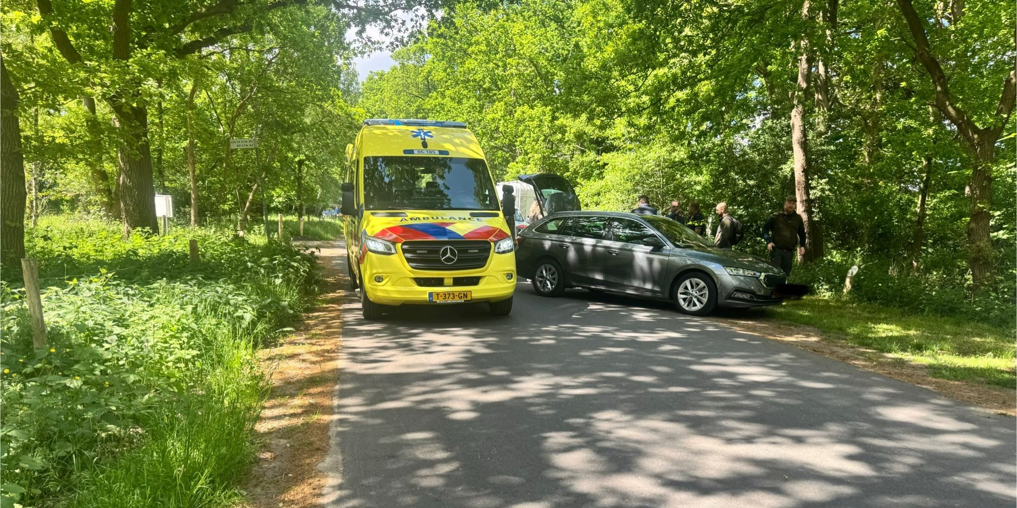 Foto: Wielrenner raakt gewond bij aanrijding in Vierhouten