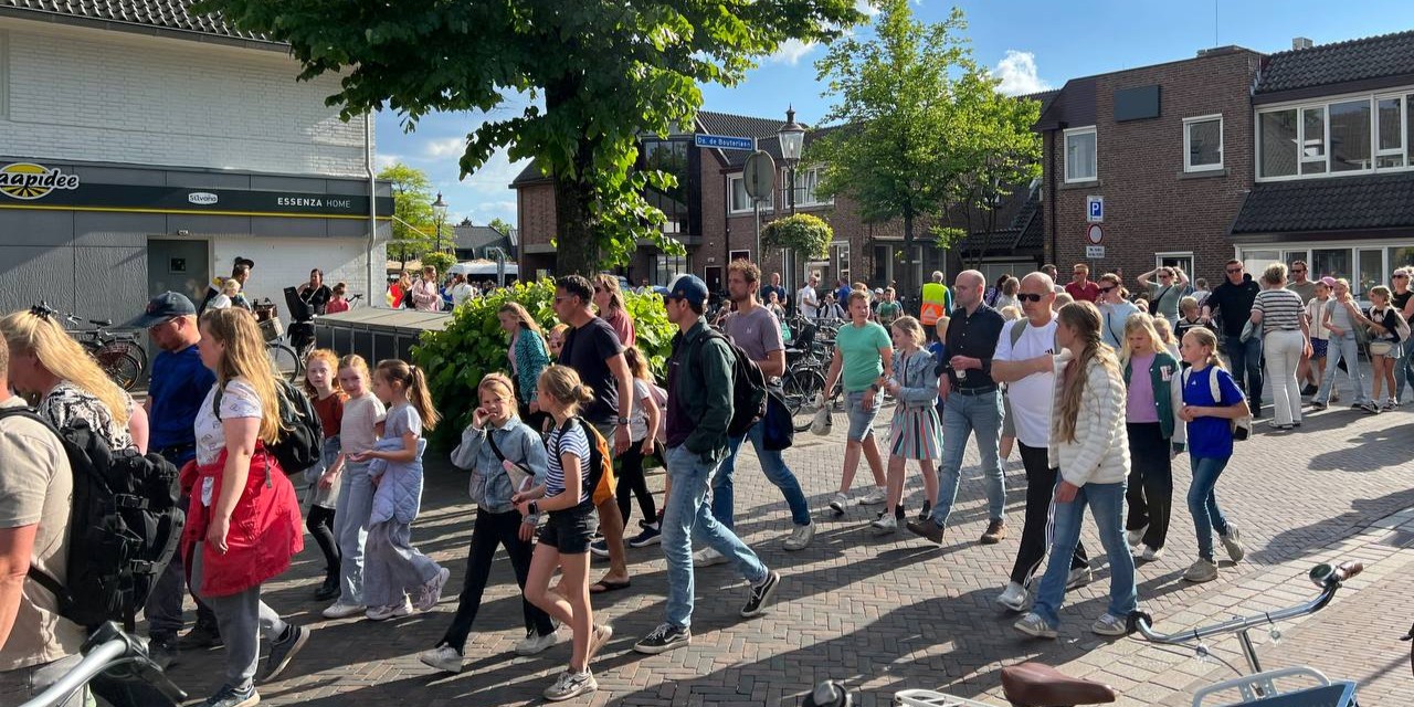 Foto: Zonnige start Avondvierdaagse; record aantal deelnemers