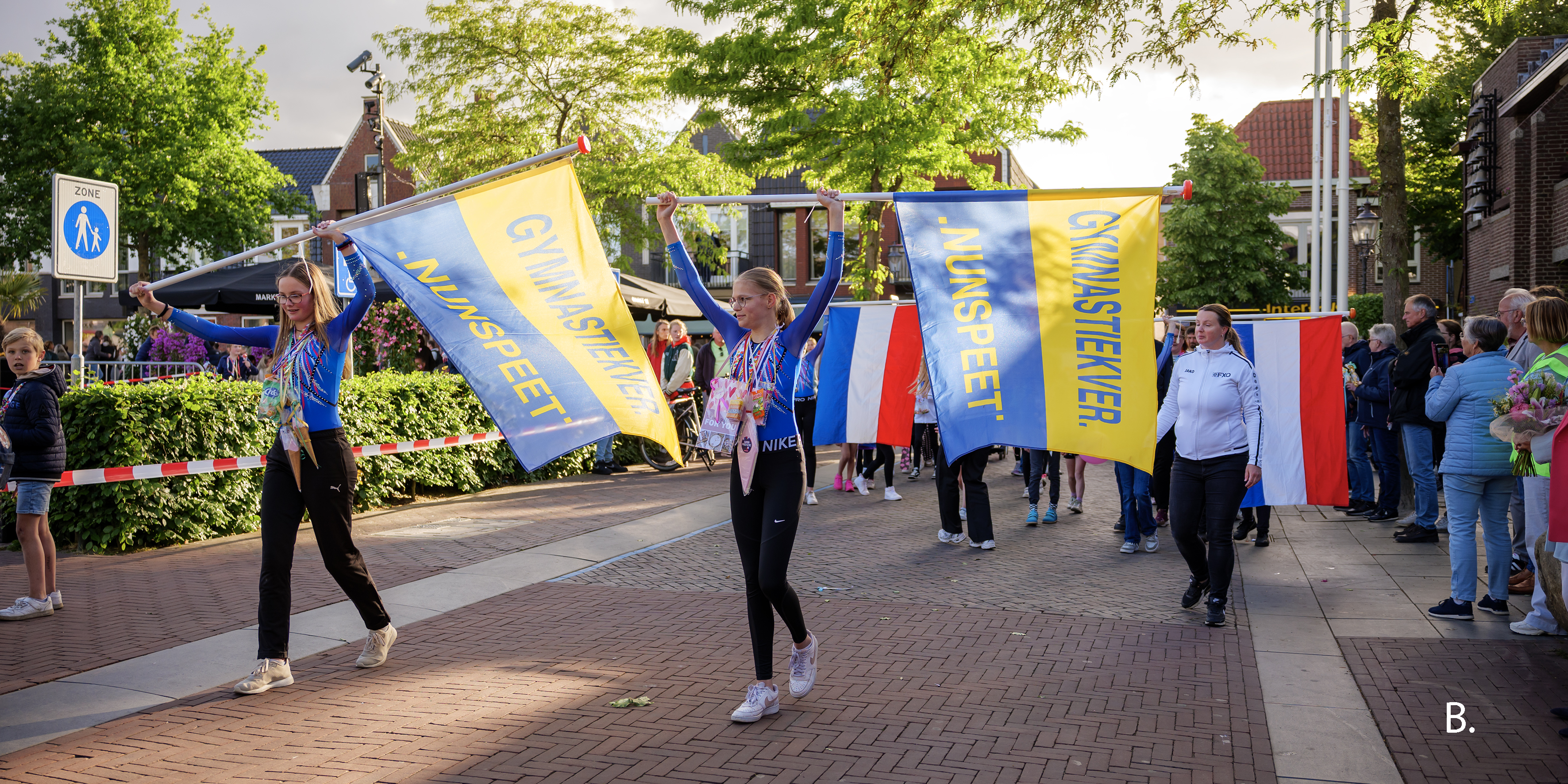 Foto: FOTO'S - Avondvierdaagse Nunspeet sluit feestelijk af met defilé op de Markt