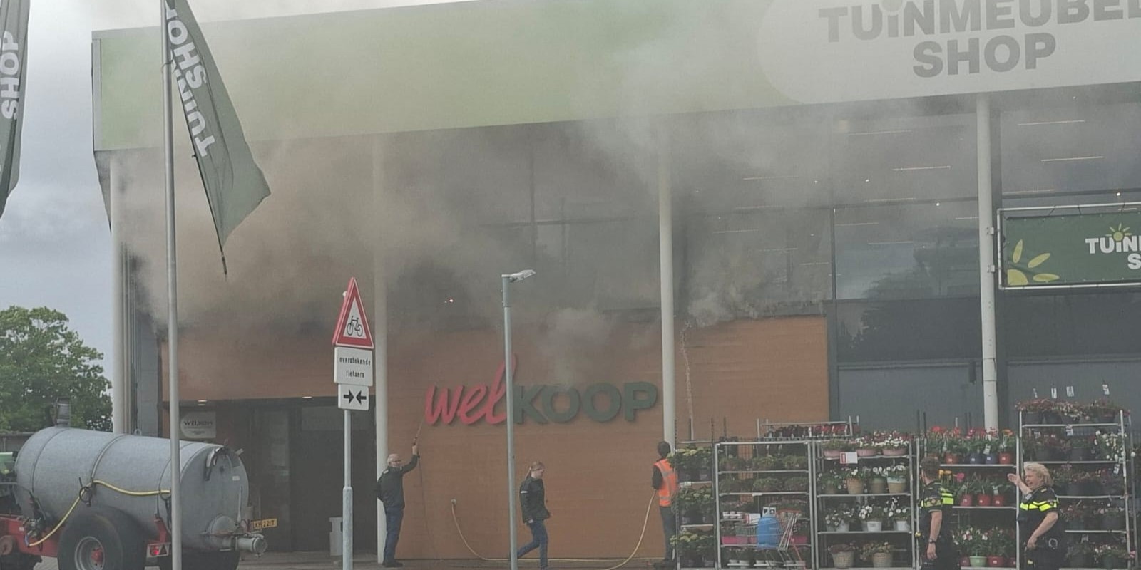 Foto: Middelbrand in winkel aan Industrieweg Nunspeet: brandweer rukt met meerdere eenheden uit