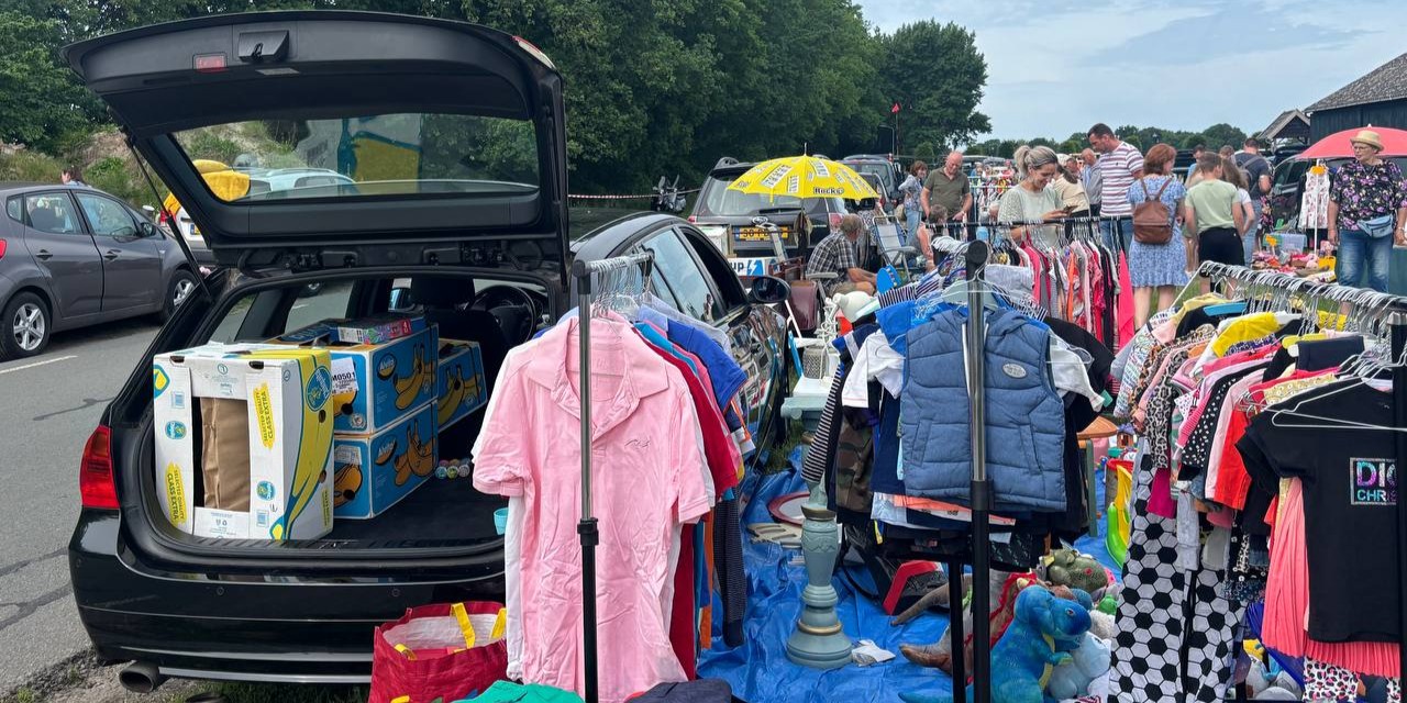 Foto: Kofferbakverkoop Molen De Duif: 'Dik tevreden'