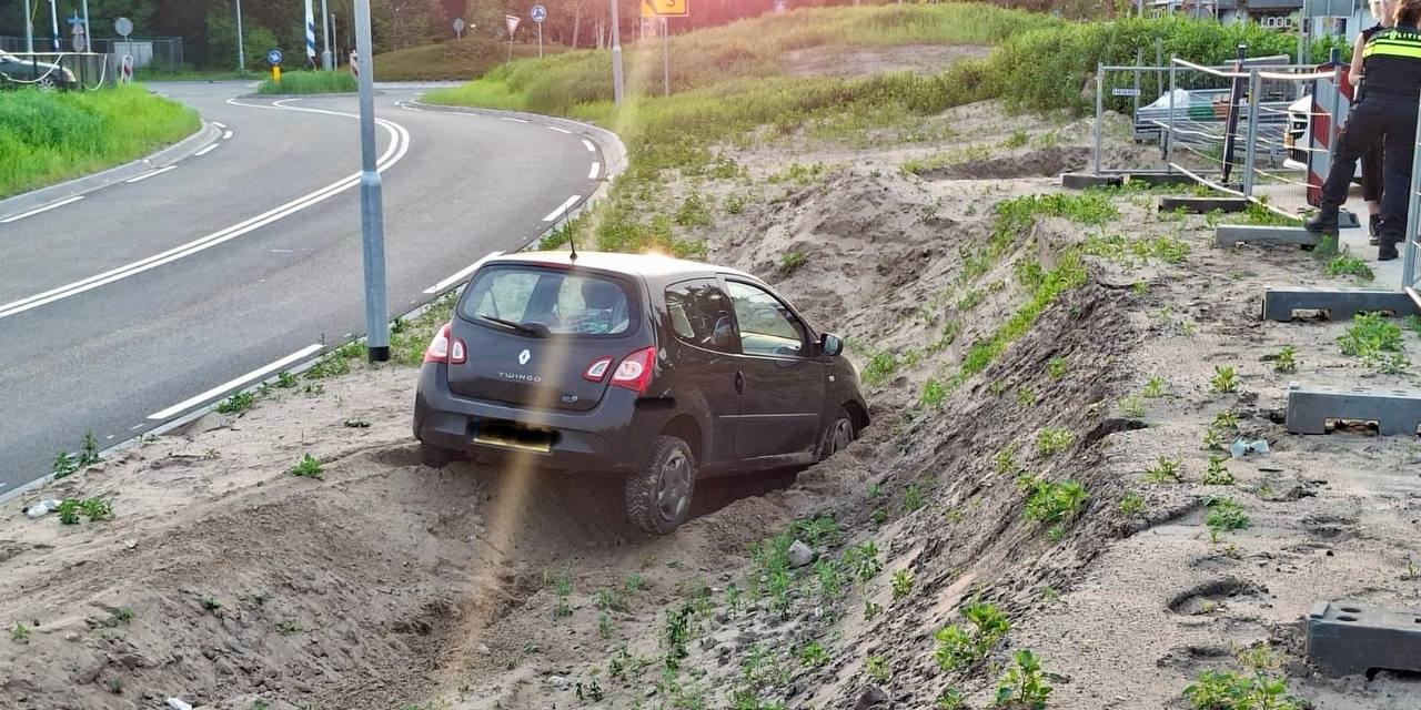 Foto: Auto belandt na het passeren van de spoortunnel Elspeterweg in het zand