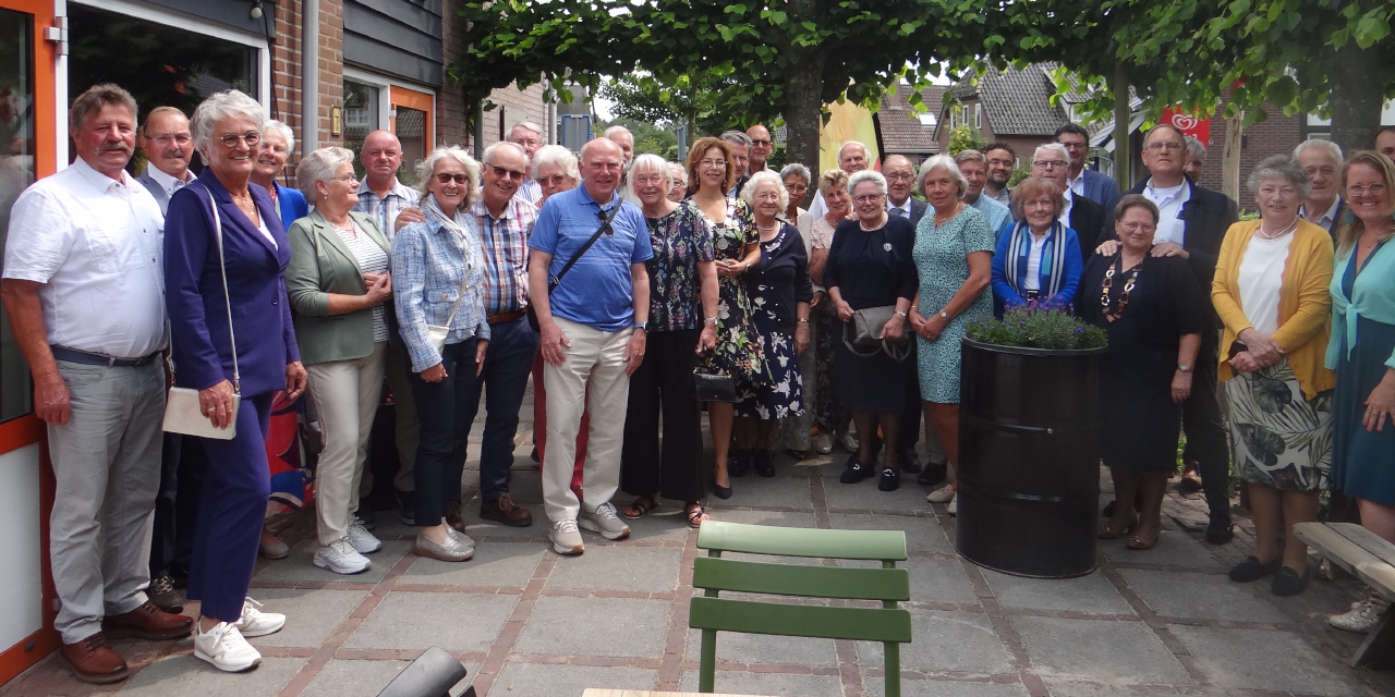 Foto: Echtparen vieren gouden huwelijk met burgemeester in Hartje Hulshorst