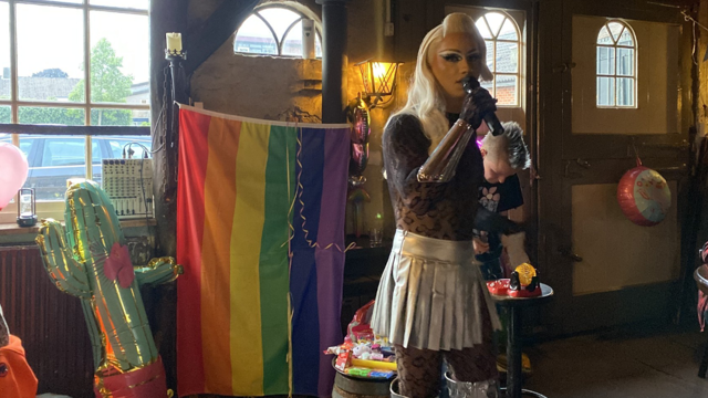 Foto: Pride Nunspeet 2025 feestelijk geopend met kleurrijke dragbingo