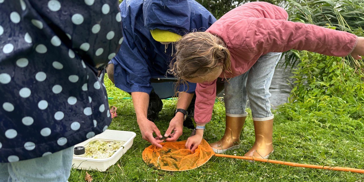 Foto: Natte maar leerzame Slootjesdagen in Nunspeet