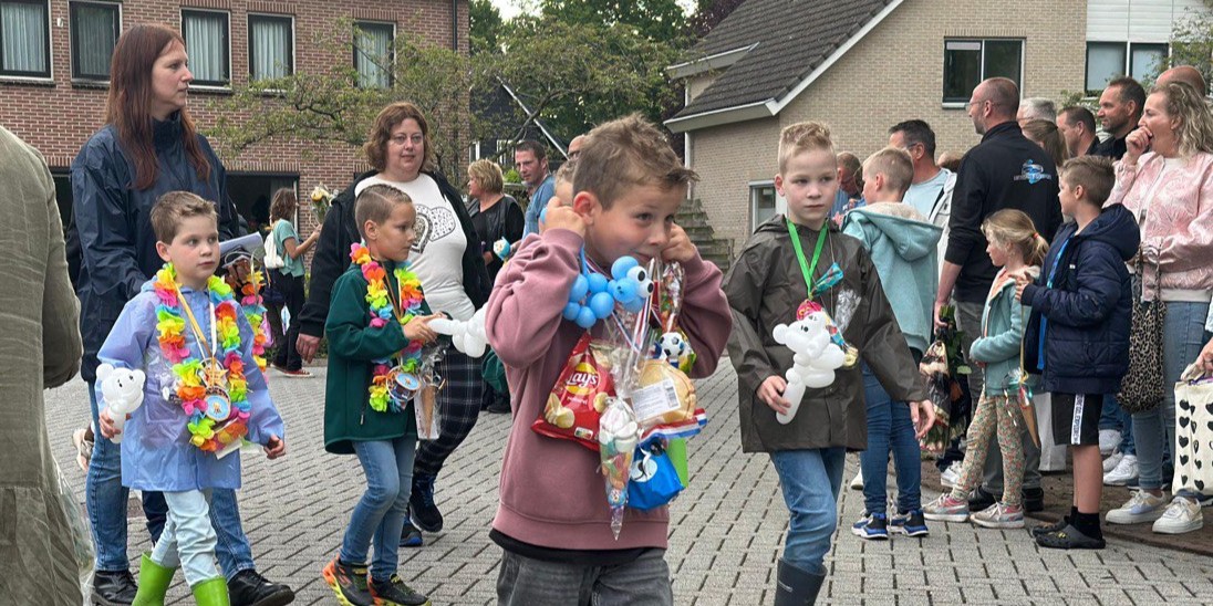 Foto: Feestelijke intocht avondvierdaagse Hulshorst