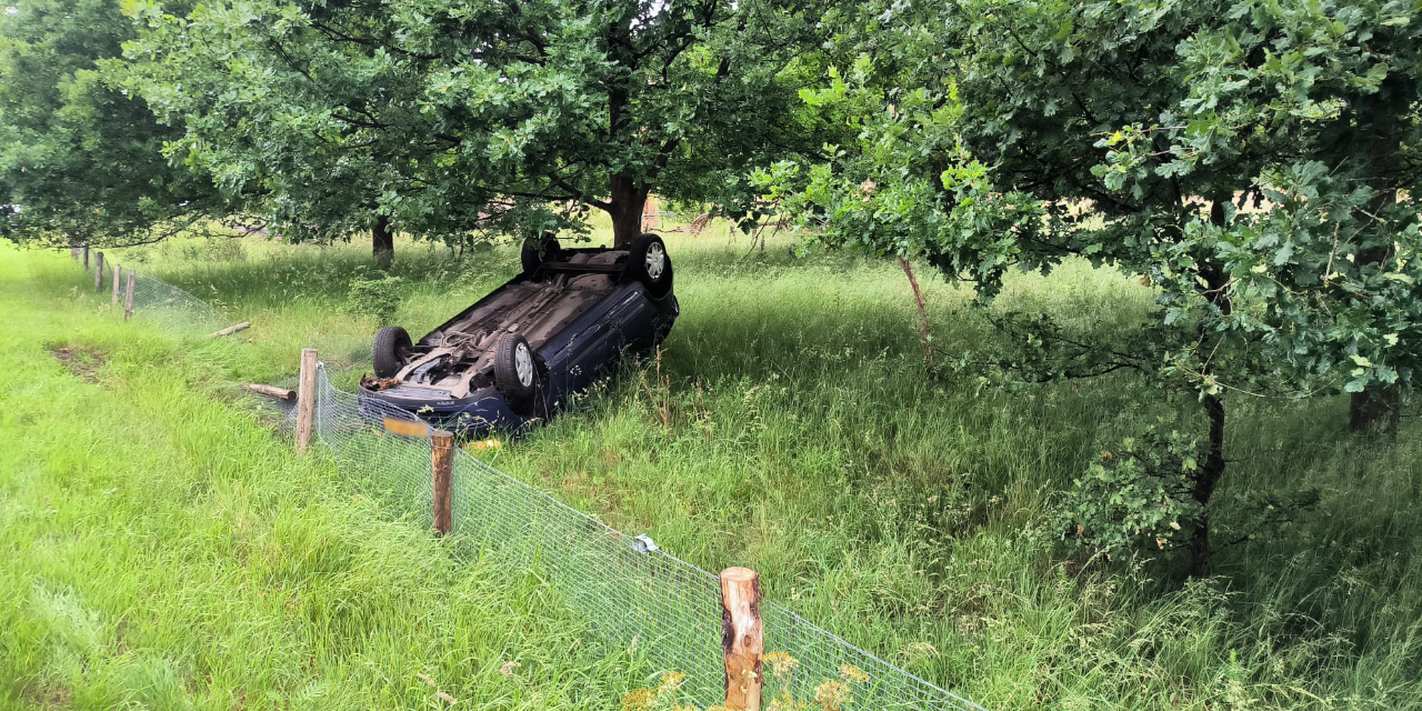 Foto: Auto op zijn kop bij bocht Eperweg in Nunspeet
