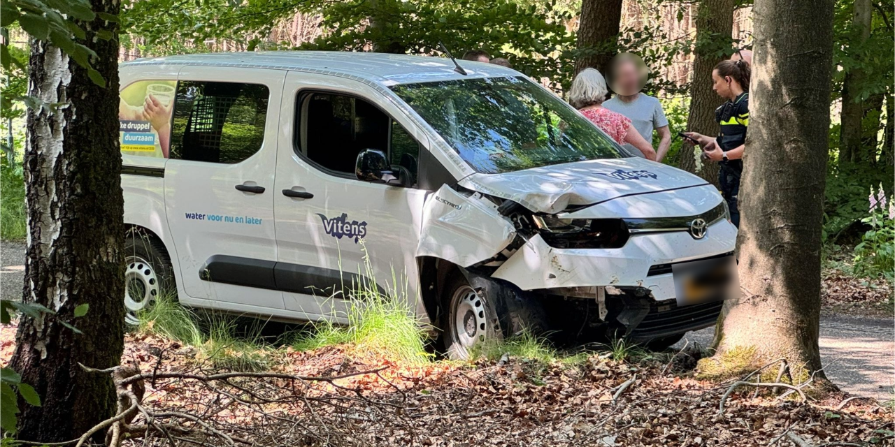 Foto: Auto van de weg gedrukt op Gortelseweg, geen gewonden
