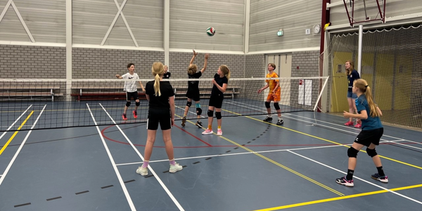 Foto: Scholieren oefenen fanatiek voor beachvolleybaltoernooi