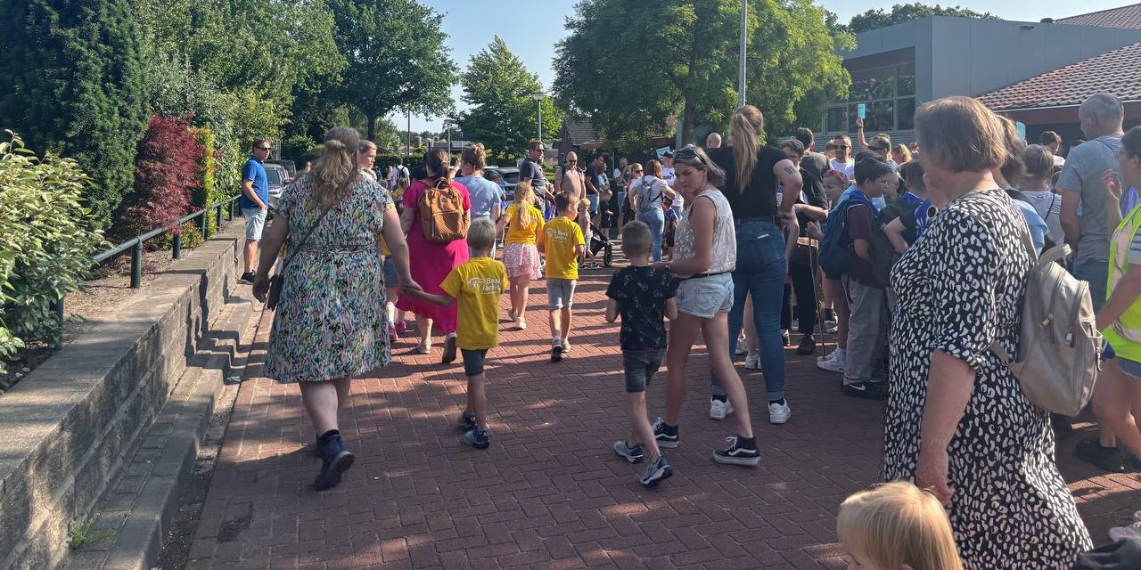Foto: Zomerse Avond4Daagse in Elspeet van start: ‘Een groot feest’