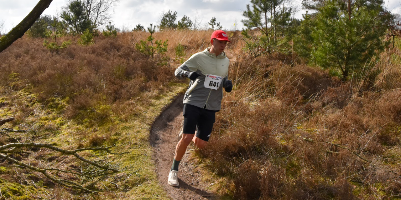 Foto: Nunspeter Niek strijdt tegen Alzheimer met Ironman 70.3: "Voor m'n opa en oma"