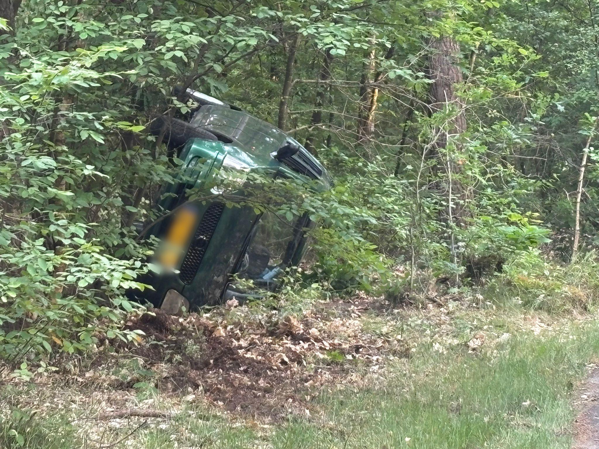 Foto: Auto over de kop bij eenzijdig ongeval op Margaretha Boslaan