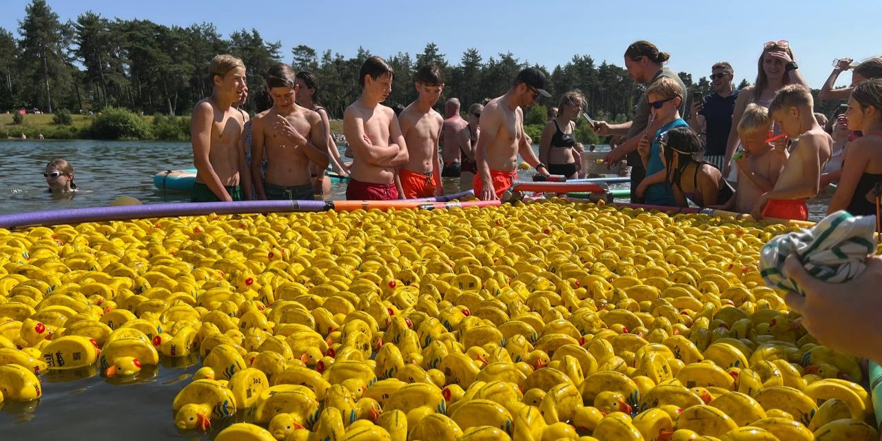 Foto: VIDEO: Eendjesrace bij Zandenplas groot succes voor goede doelen