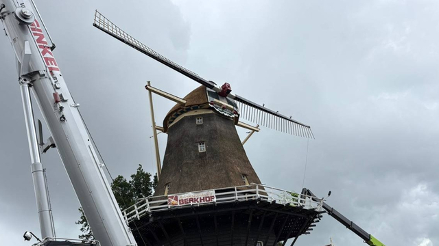 Foto: Werk aan molen Harderwijk stilgelegd door harde wind