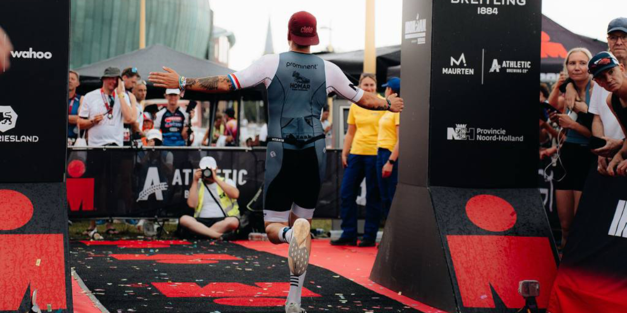 Foto: Met een verbeten gezicht, maar vol trots: Niek Daalmeijer voltooit Ironman 70.3 voor het Alzheimer Fonds
