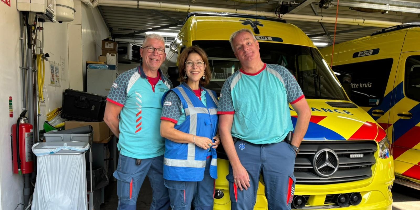 Foto: Burgemeester Blom draait een dienst mee met ambulancebroeders: “Veel respect voor hen”