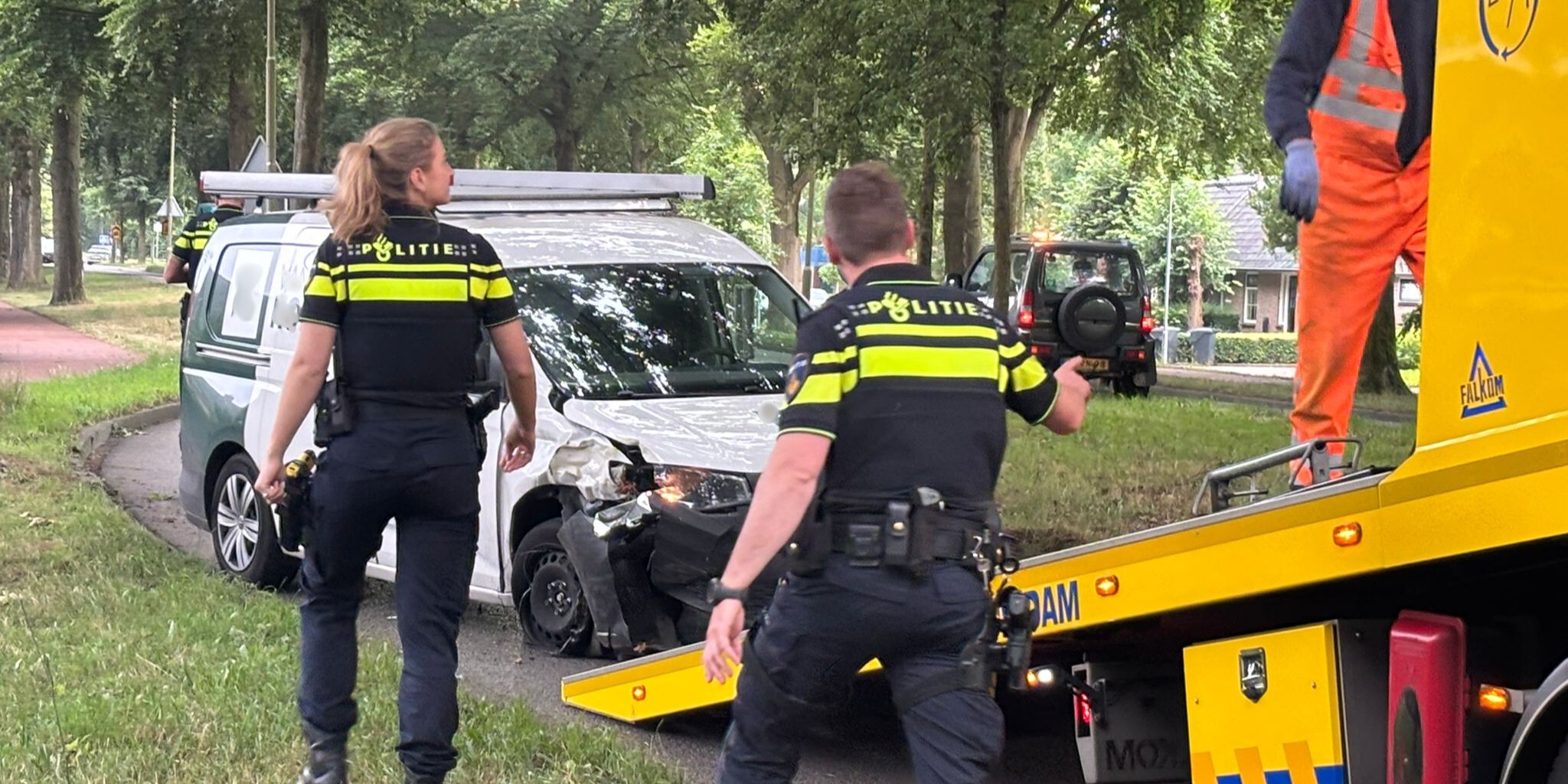 Foto: Auto belandt op zijkant na botsing met boom in Nunspeet