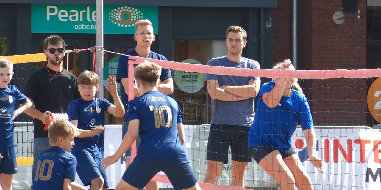 Foto: De Olijfboom TT1 pakt winst op spannend Scholieren Beachvolleybal Toernooi
