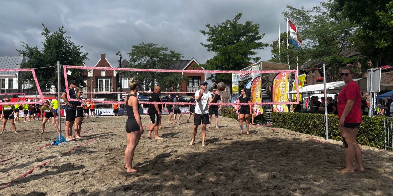 Foto: Senioren Beachvolleybaltoernooi op Markt in Nunspeet: “Groot succes”