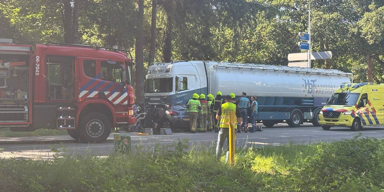 Foto: Ernstig ongeval tussen vrachtwagen en auto op N310 bij Nunspeet
