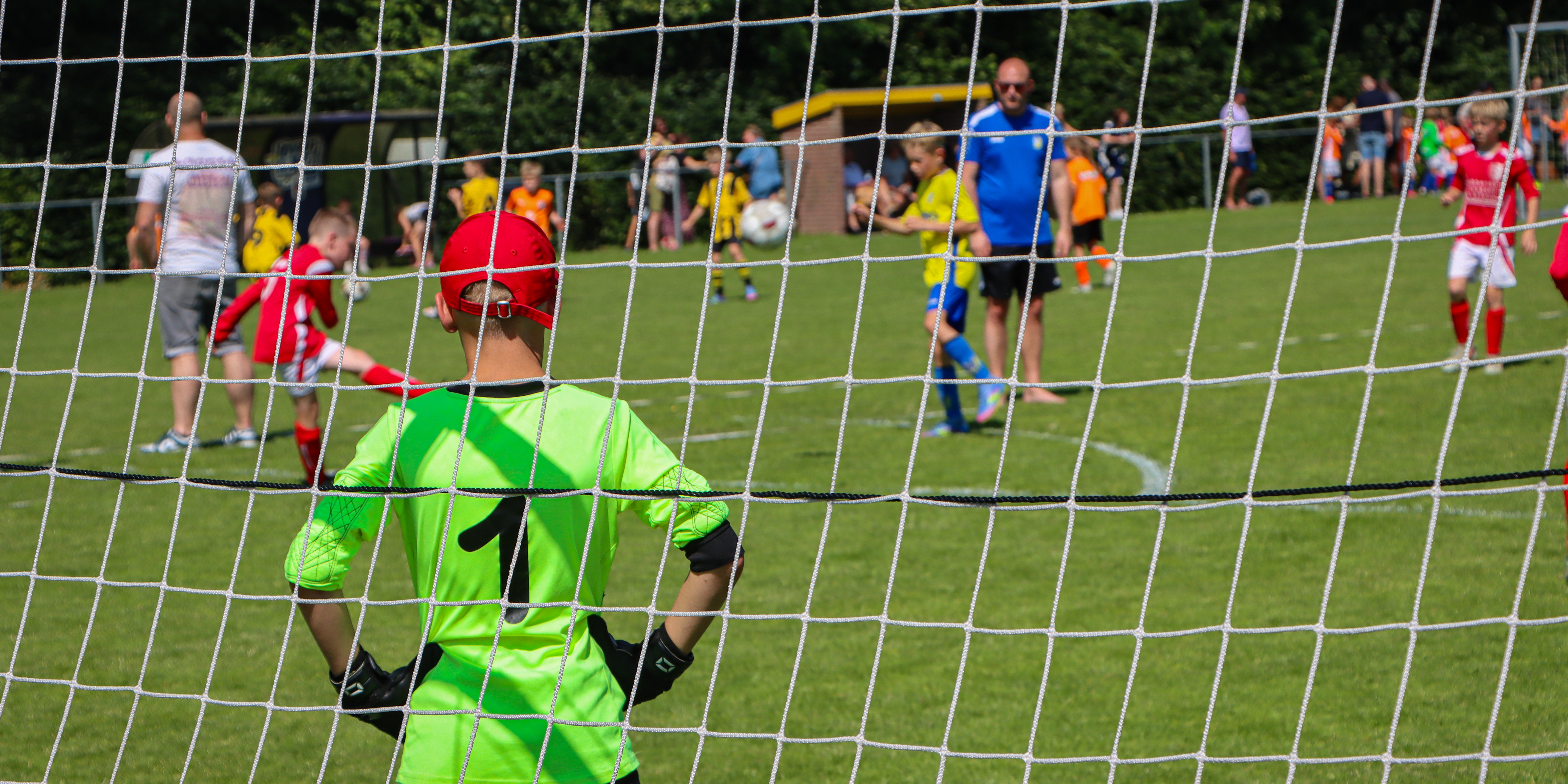 Foto: Genoeg verkoeling tijdens zomers potje voetbal in Nunspeet