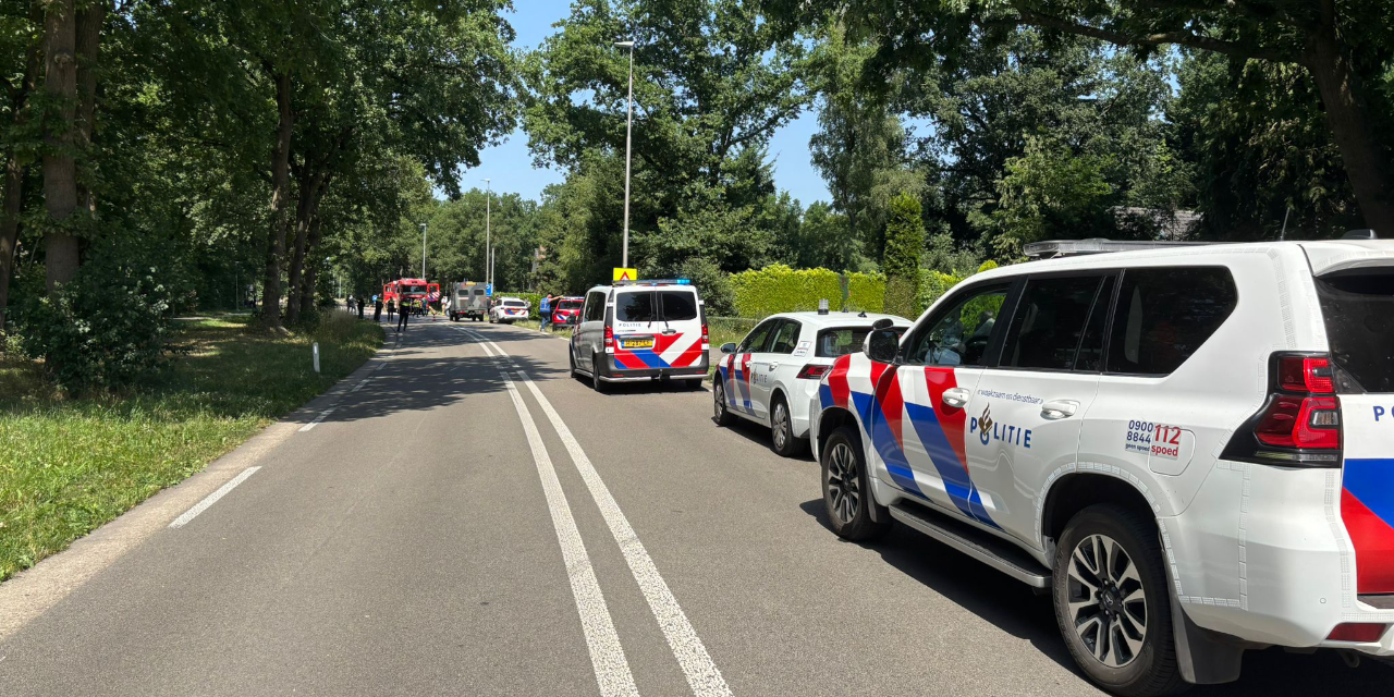 Foto: Zwaargewonde bij botsing tussen brandweerwagen en personenauto op ’t Harde