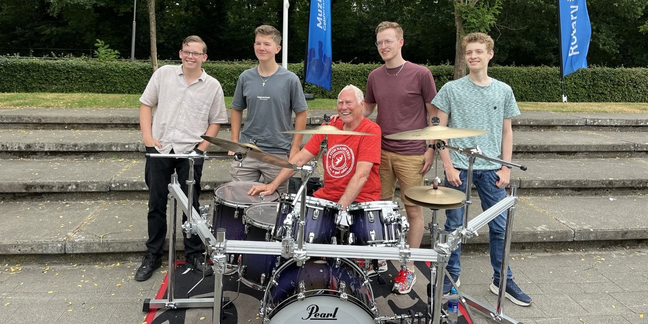 Foto: Drummer van voormalig rockband Golden Earring geeft drumclinic in Nunspeet