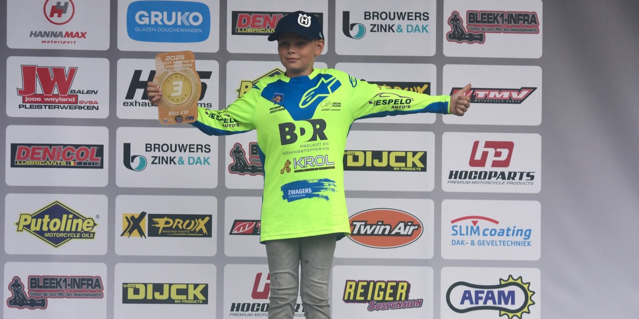Foto: Sterk debuut: Demian eindigt als derde in landelijke motocrosscompetitie