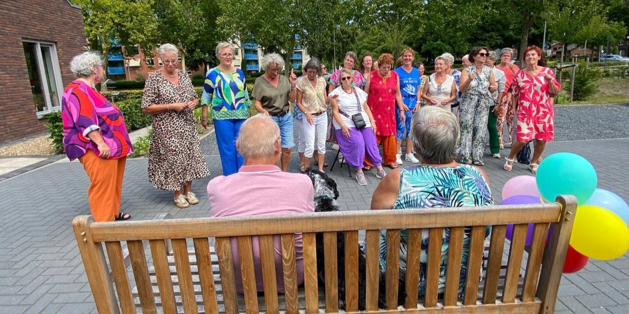 Foto: Zingende vrouwen willen al fietsend lichtpuntjes uitstralen