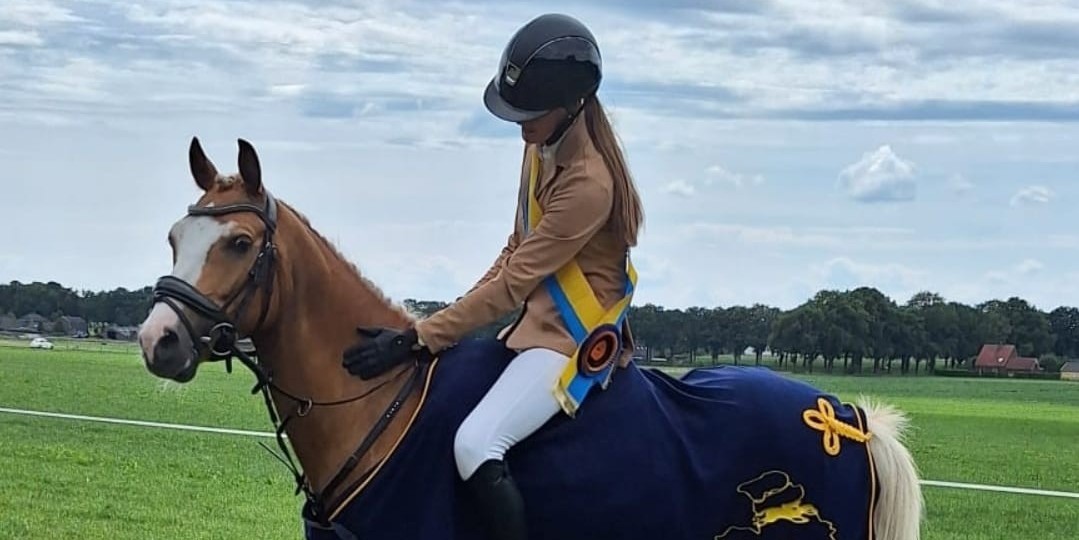 Foto: Nunspeetse ruiters KMD presteren goed in Neede: Lieke en Ferdi kampioen