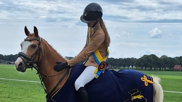 Foto: Nunspeetse ruiters KMD presteren goed in Neede: Lieke en Ferdi kampioen