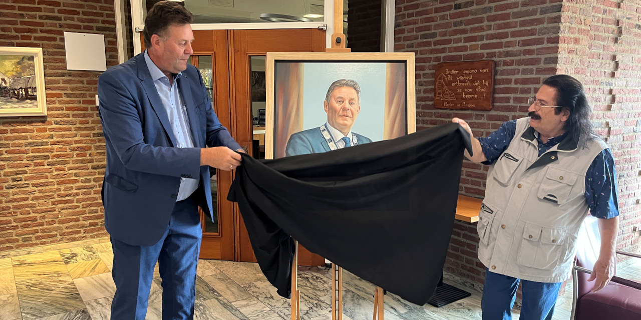 Foto: Onthulling portret oud-burgemeester Van de Weerd in gemeentehuis Nunspeet
