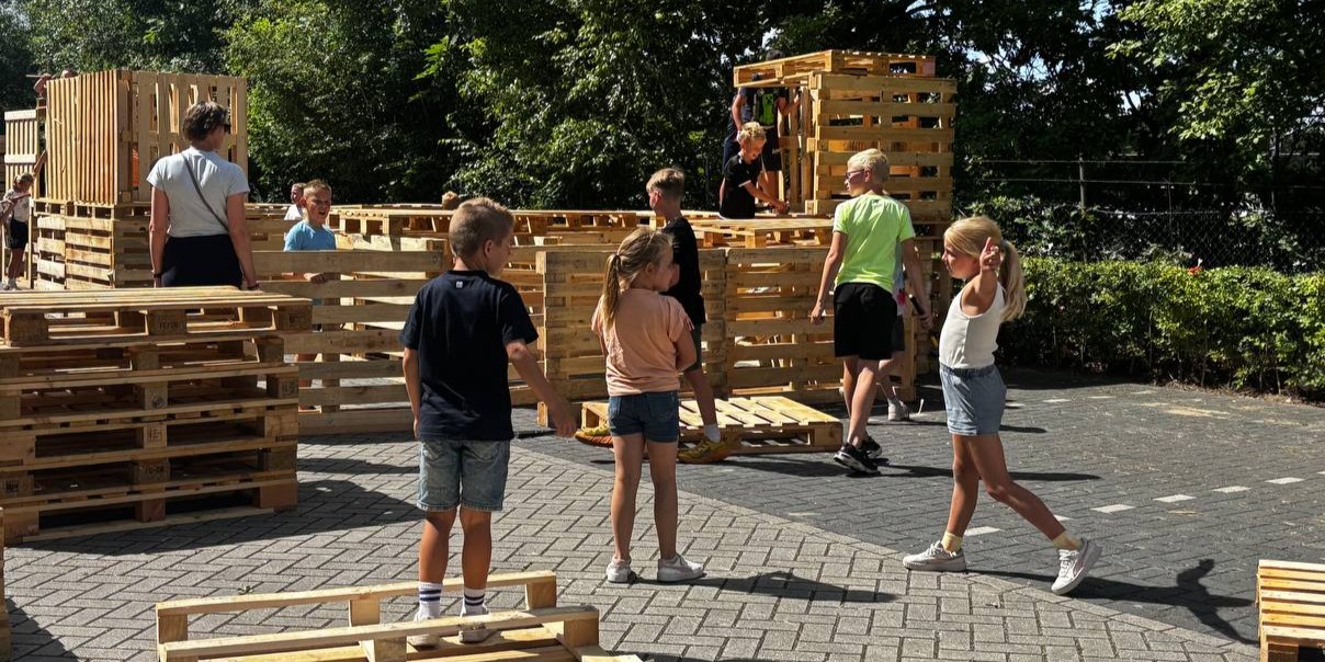 Foto: Toekomstige timmermannen- en vrouwen bouwen hutten in Elspeet