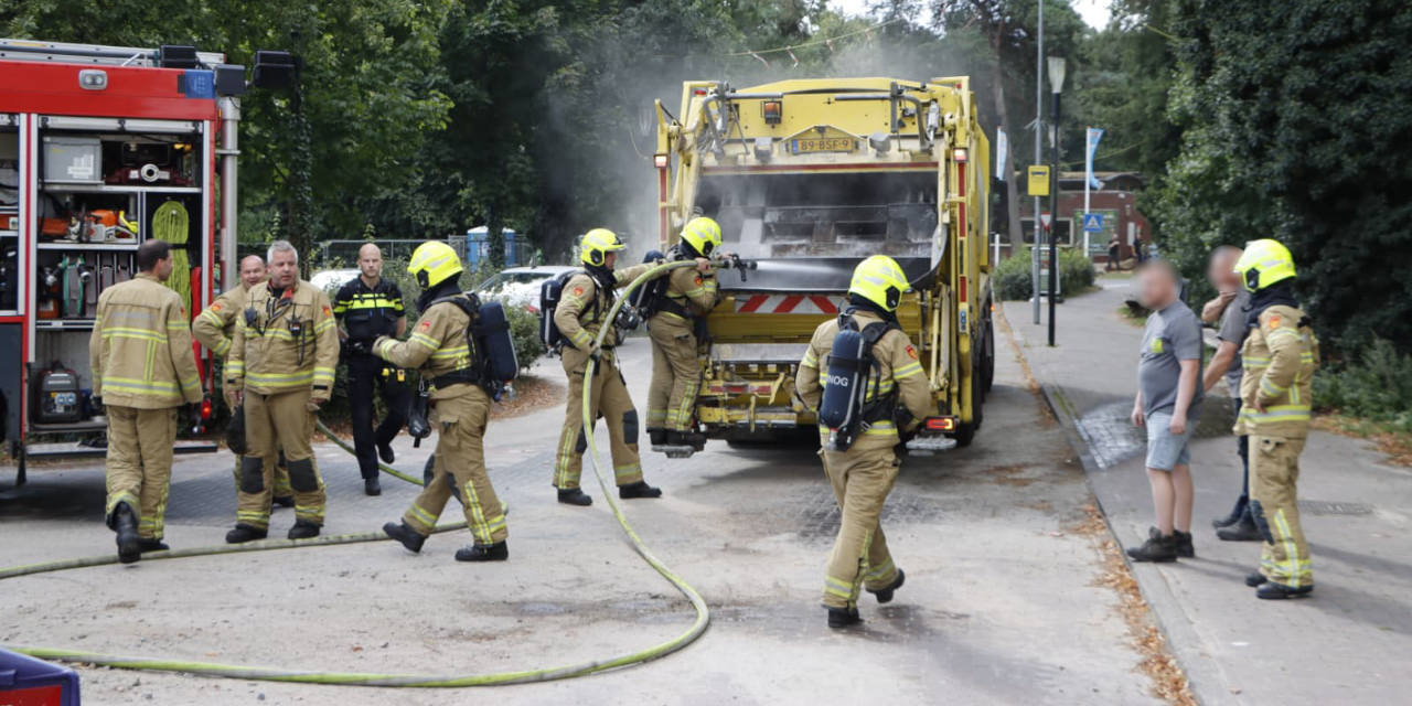 Foto: Brandweer snel ter plaatse bij vuilniswagenbrand in Nunspeet