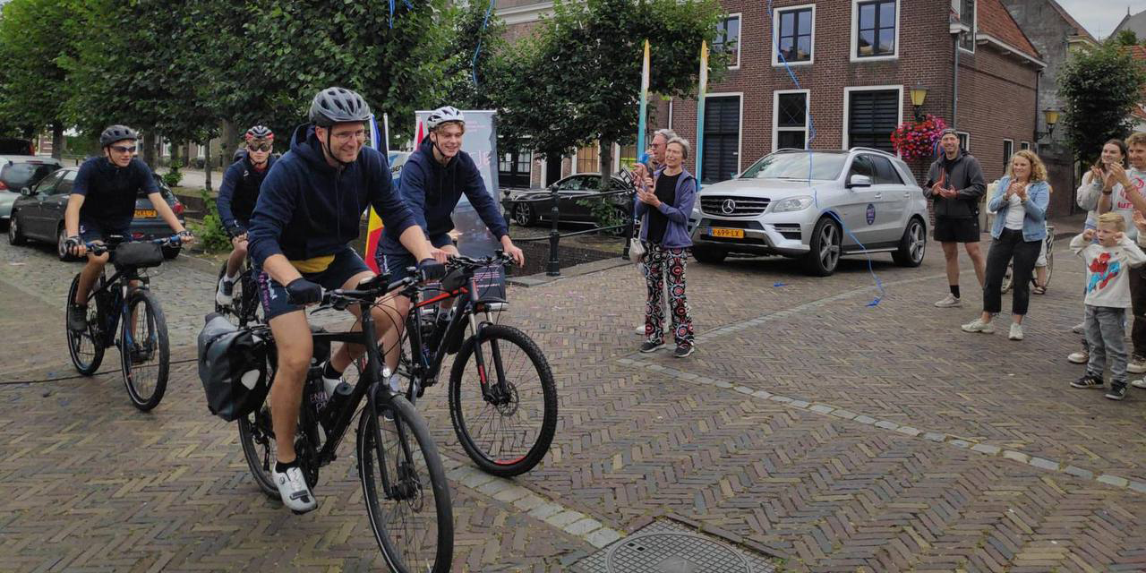 Foto: Fietstocht 'Enkeltje Parijs' zet mentale gezondheid van jongeren op de kaart