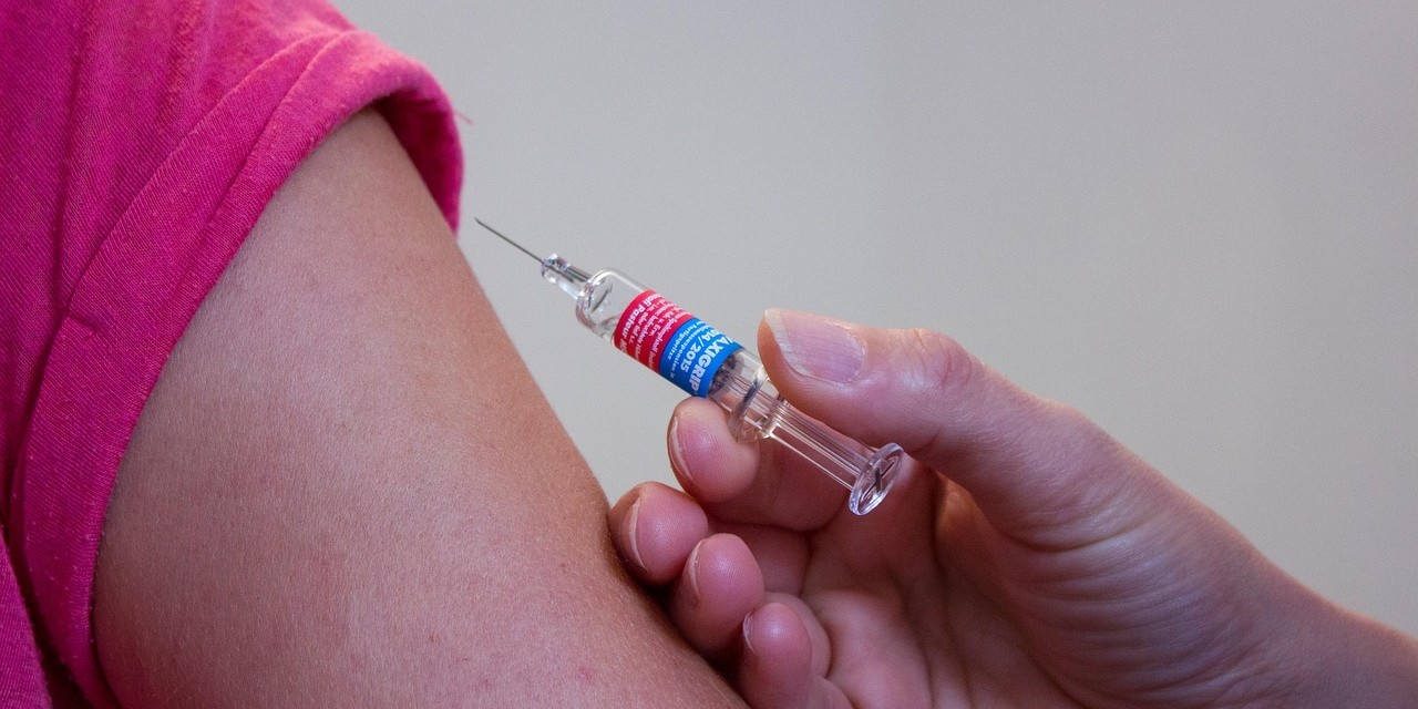 Foto: GGD vaccineert 14 jarige tegen meningokokkenziekte