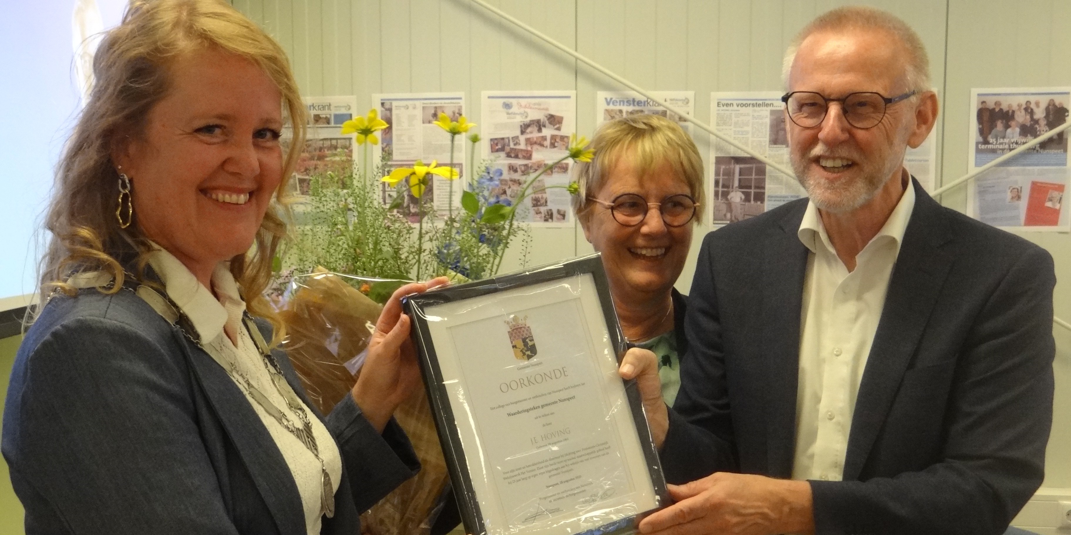 Foto: Gemeentelijk waarderingsteken en lovende woorden voor John Hoving