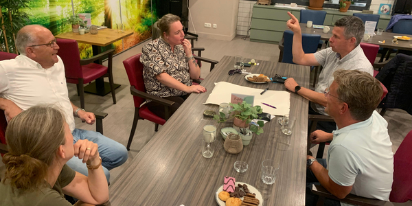 Foto: Jaïro en Wiebe starten bijzonder initiatief met hun buren: 'Wat doe je als er echt nood aan de man is?'