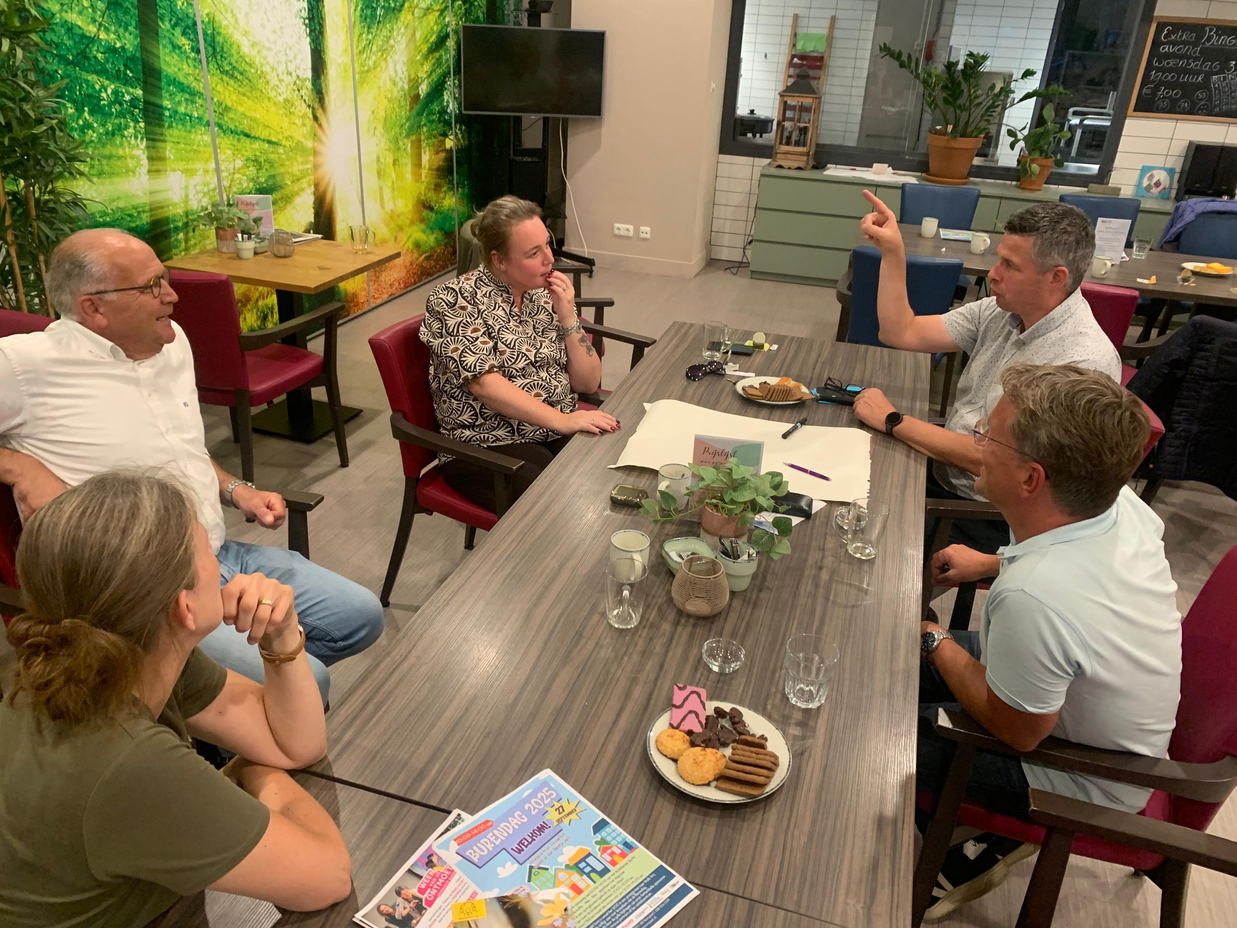 Foto: Jaïro en Wiebe starten bijzonder initiatief met hun buren: 'Wat doe je als er echt nood aan de man is?'