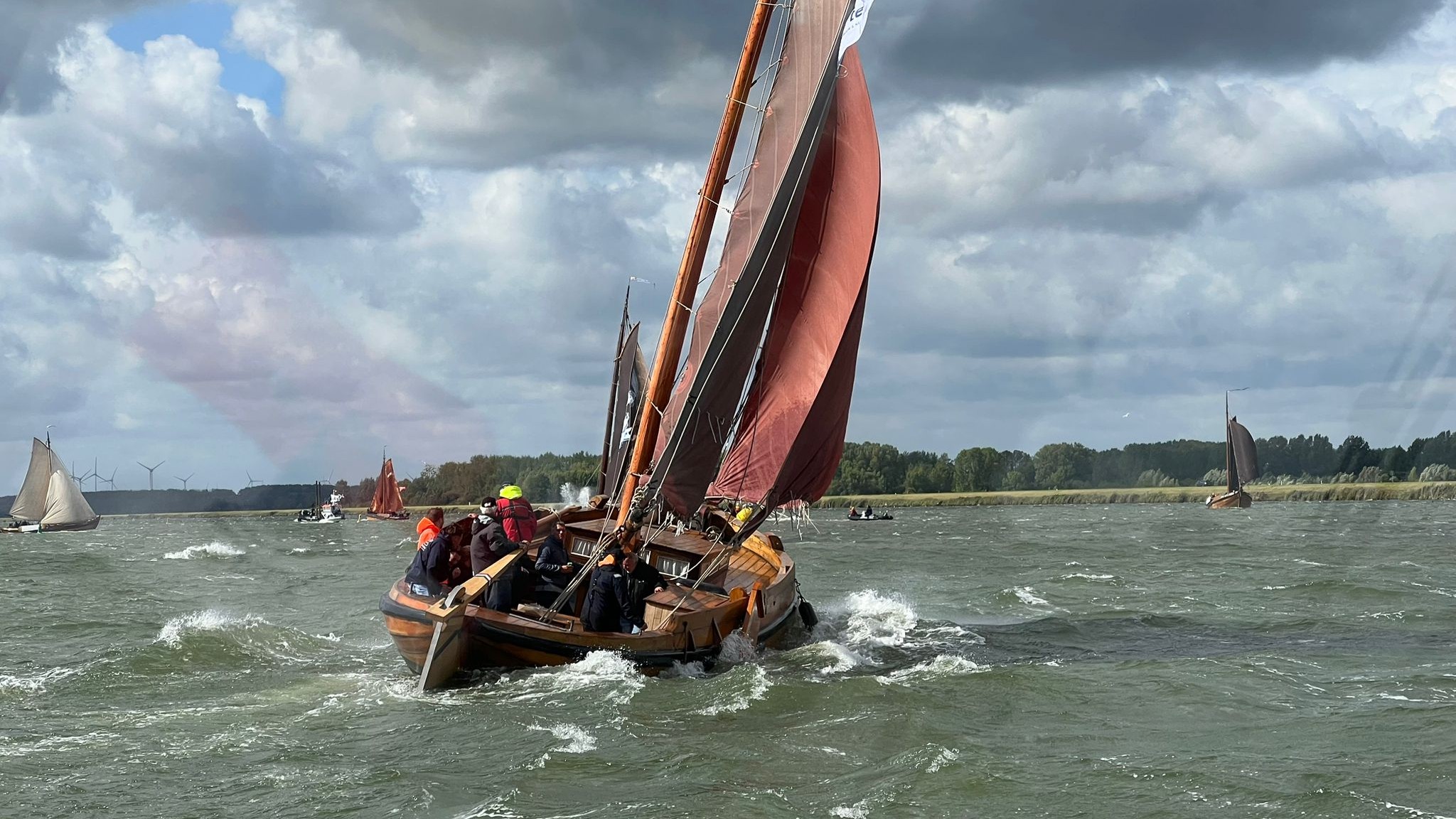 Foto: Bedrijvenwedstrijd tijdens Botterdagen voortijdig gestaakt door harde wind