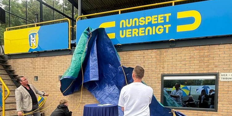 Foto: Presentatiegids en nieuwe sponsorbord gezamenlijk onthuld
