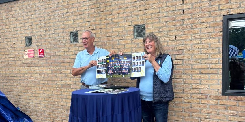 Foto: Presentatiegids en nieuwe sponsorbord gezamenlijk onthuld