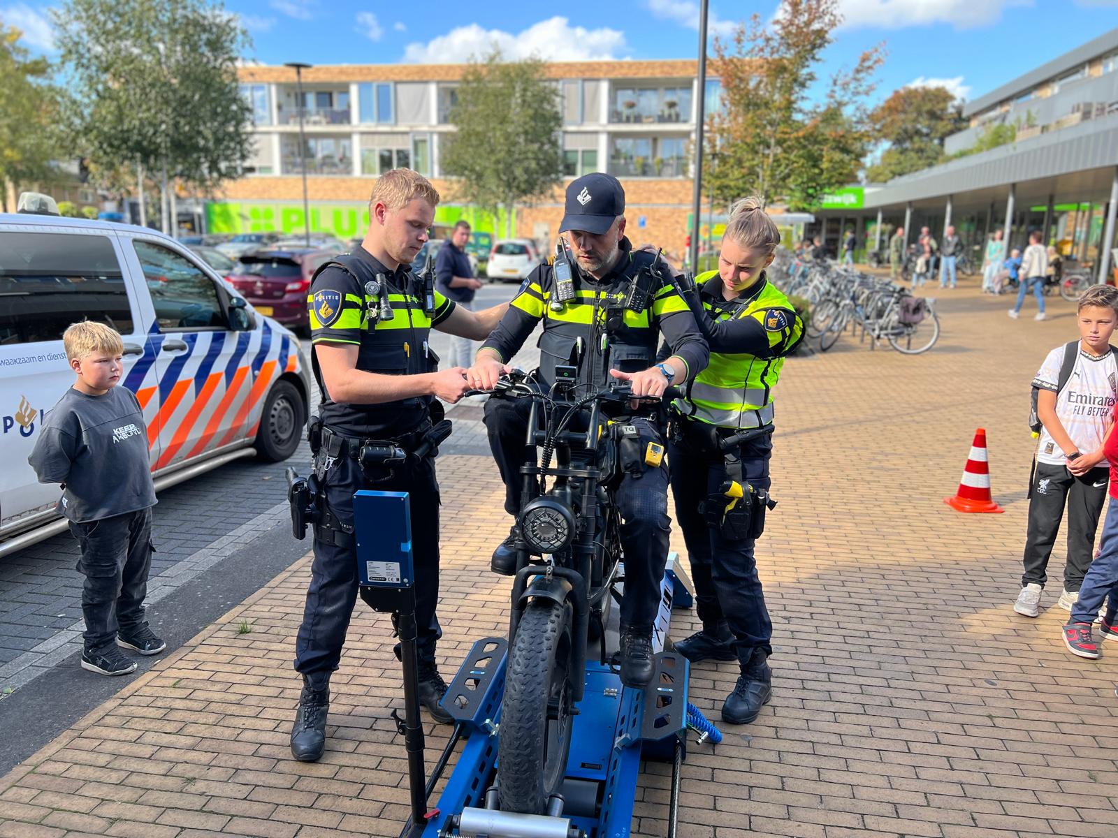 Foto: Politie voert controles uit op fatbikes en scooters in Nunspeet: Veel klachten en ergernis