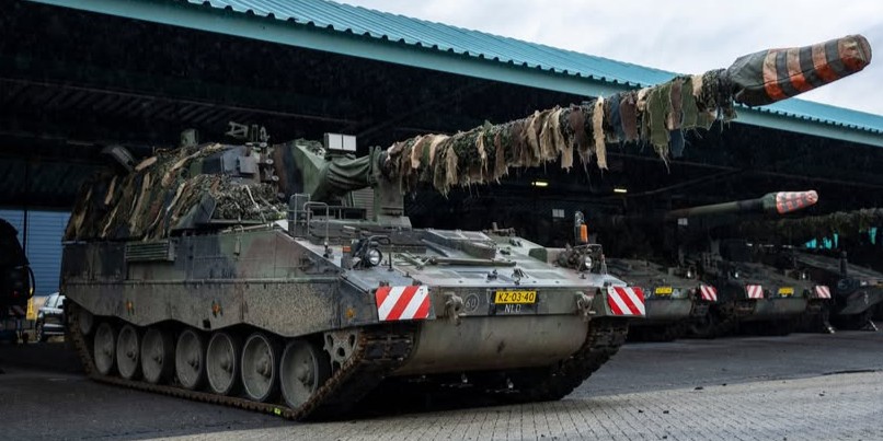 Foto: Militaire colonne op weg van Oirschot naar Stroe