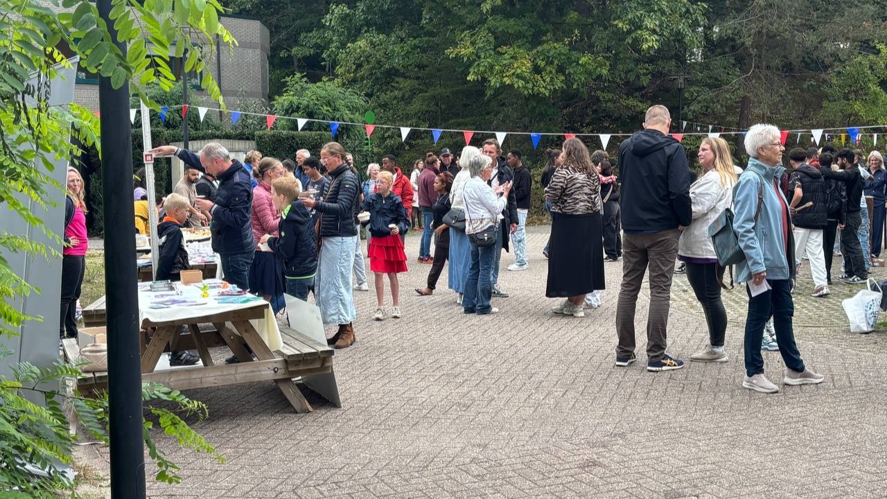 Foto: Blije gezichten bij open dag bij COA locatie Elspeterweg Nunspeet