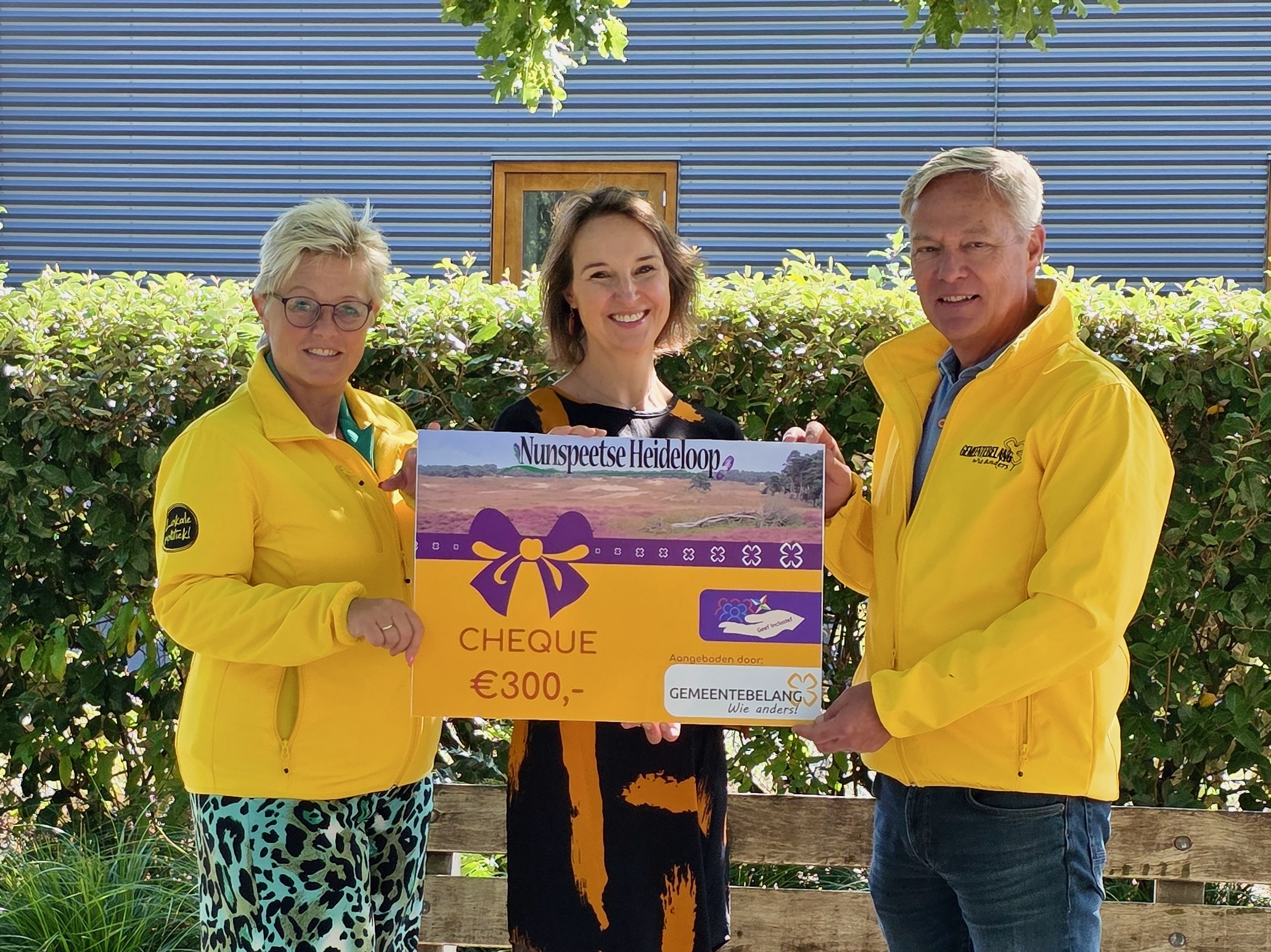 Foto: Met deze gift krijgen medewerkers Inclusief Groep een steuntje in de rug